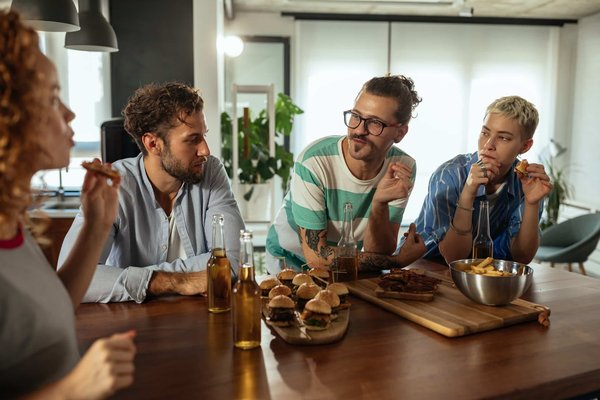 Comment organiser une soirée d'écoute de vinyles vintage pour découvrir les classiques du jazz ?