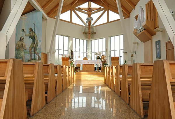 Canonisation dans l'Église catholique : comprendre le processus et sa signification